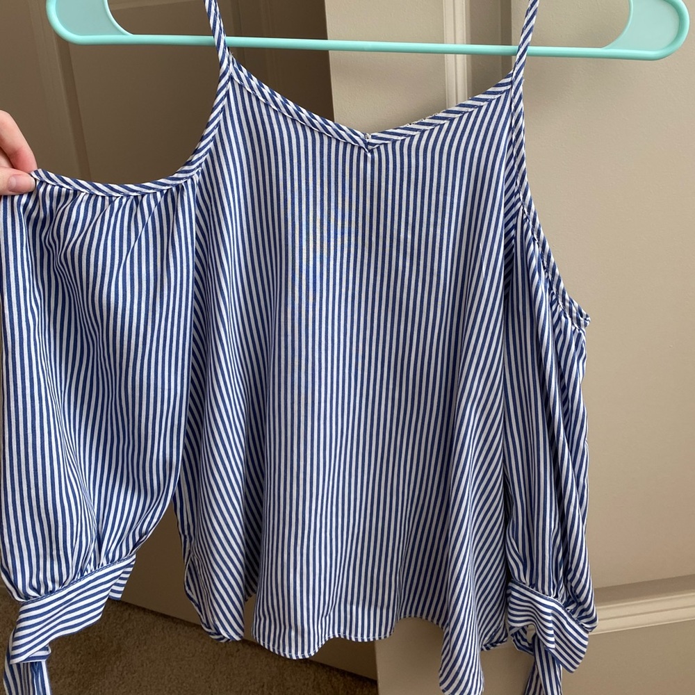 Soprano stripped off the shoulder top